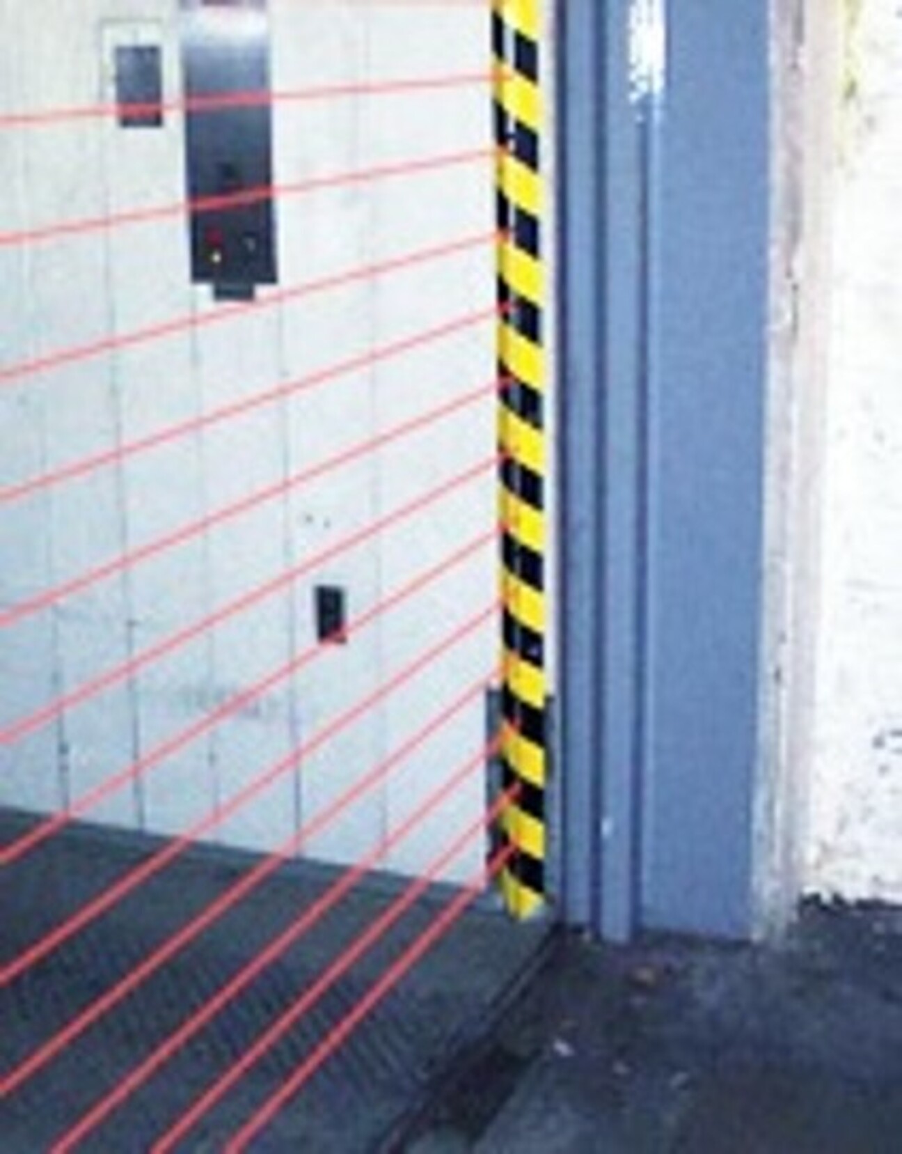 Safe monitoring for automatic goods elevators with light curtains