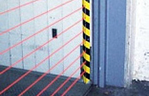 Lastenaufzug_mit_Lichtvorhang_Quelle_Burghartz_Aufzugtechnik_350px